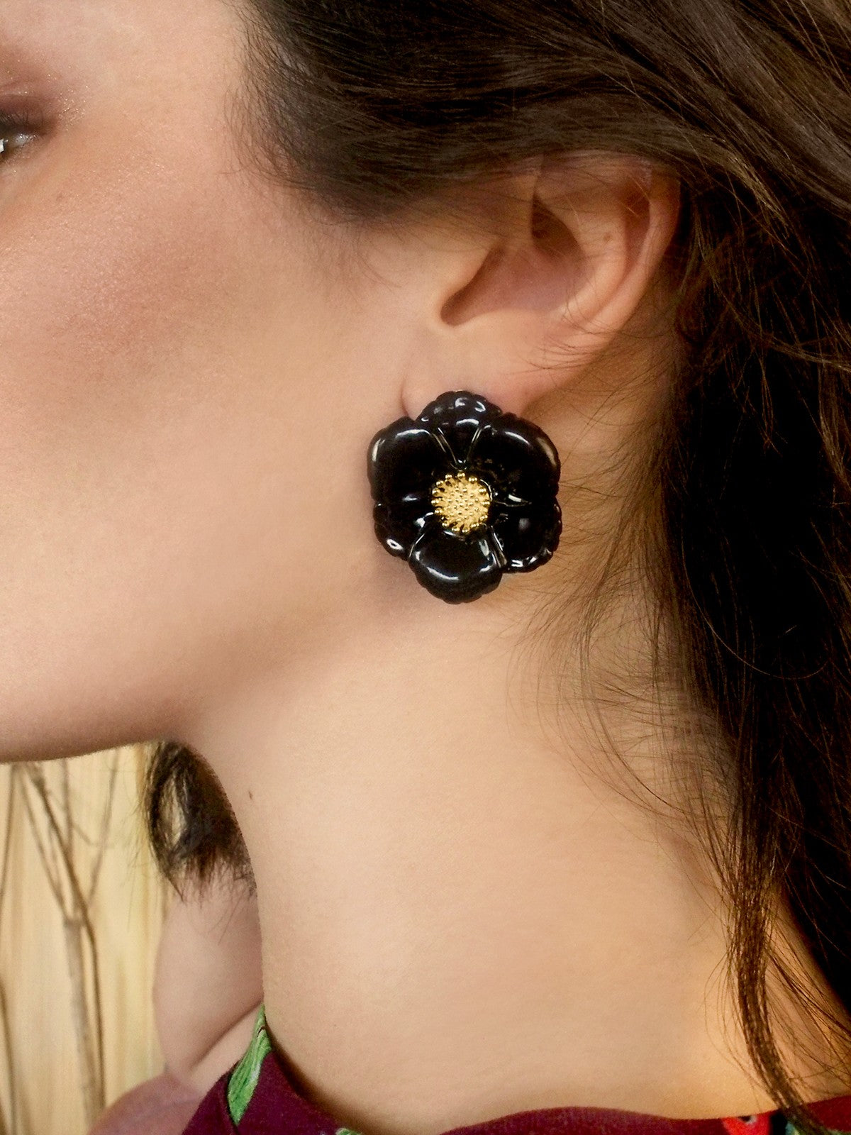 bijou boucles d'oreilles puces fleur noire et dorée en porcelaine peinte à la main