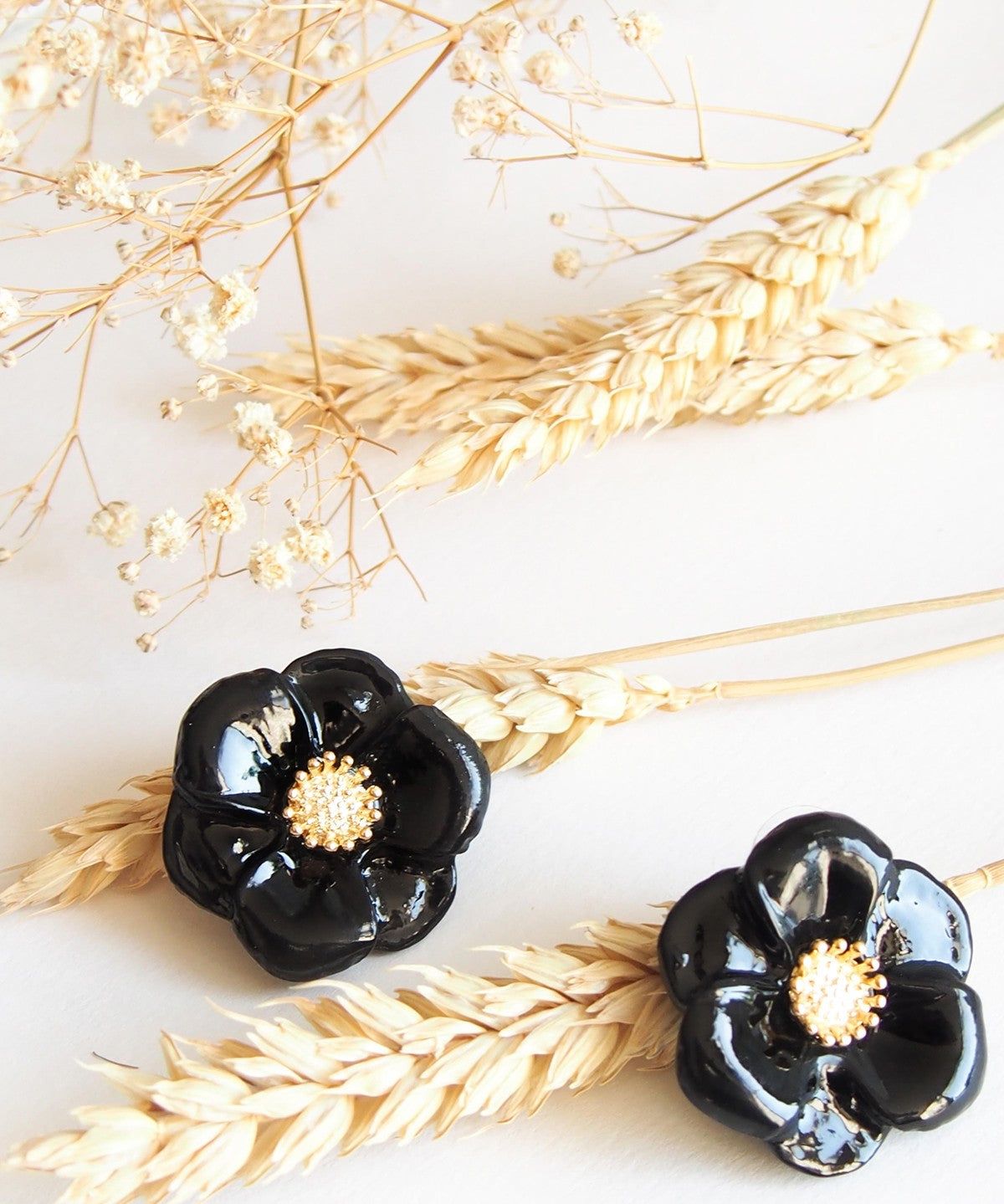 bijou boucles d'oreilles puces fleur noire et dorée en porcelaine peinte à la main
