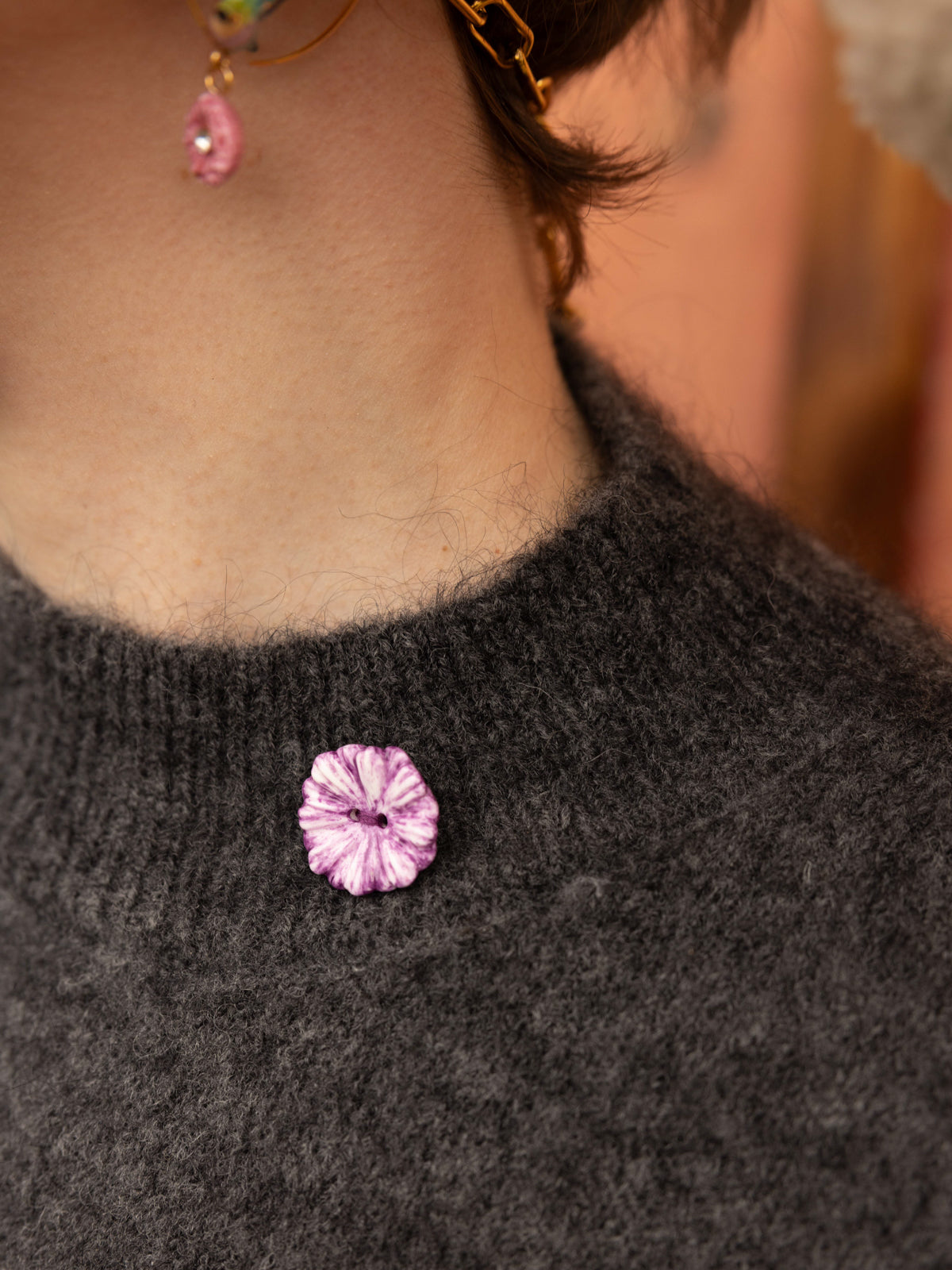 Pull en maille avec oiseau brodé