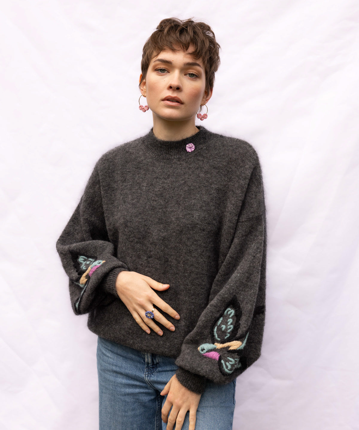 Pull en maille avec oiseau brodé