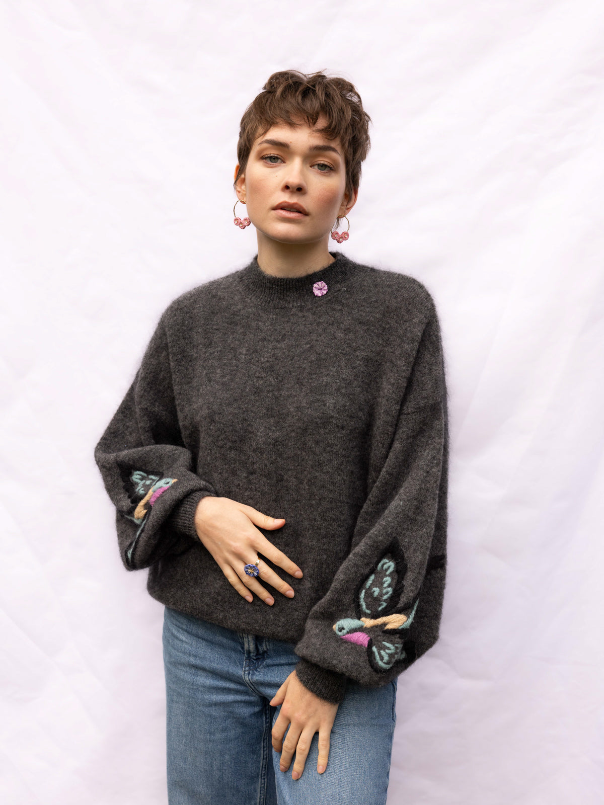 Pull en maille avec oiseau brodé