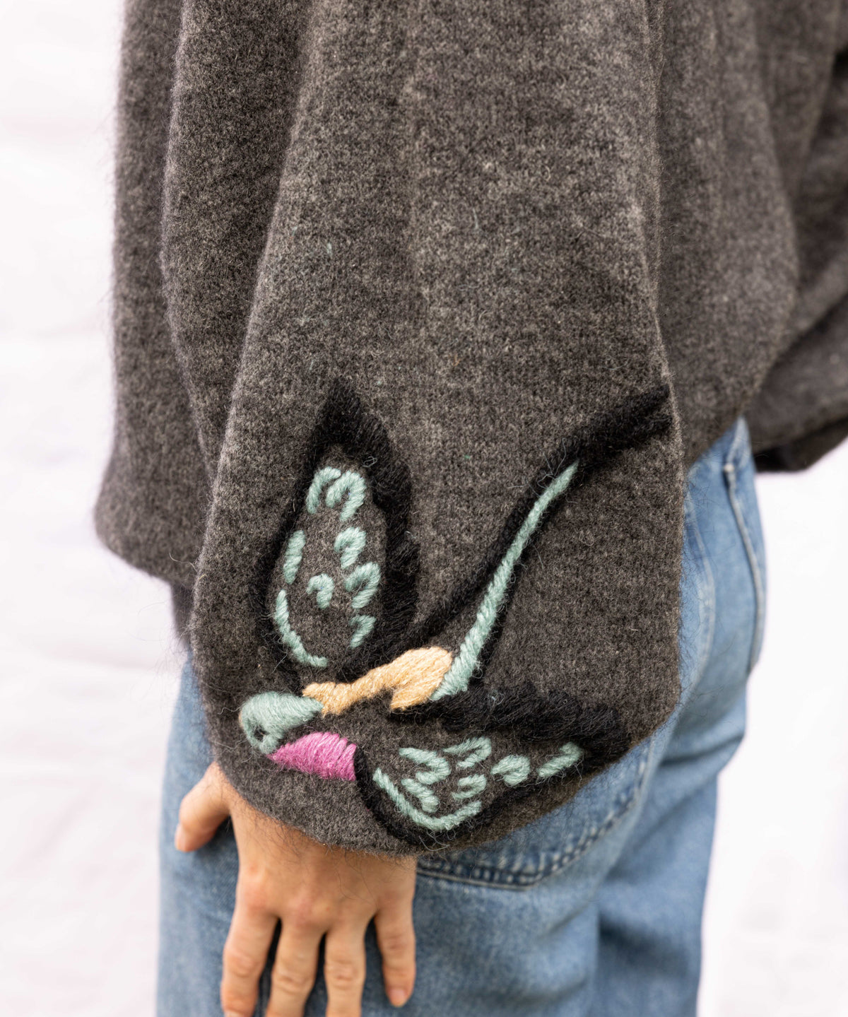 Pull en maille avec oiseau brodé