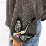 Pull en maille avec oiseau brodé