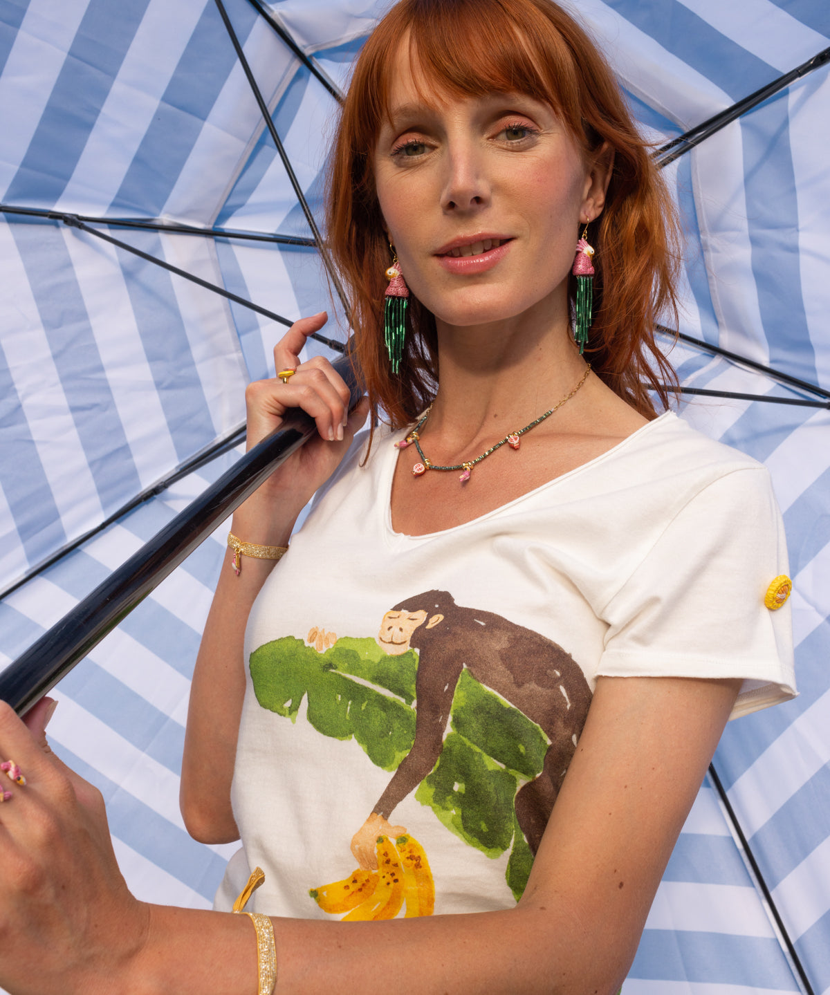 T-shirt capucin sur feuilles de bananier