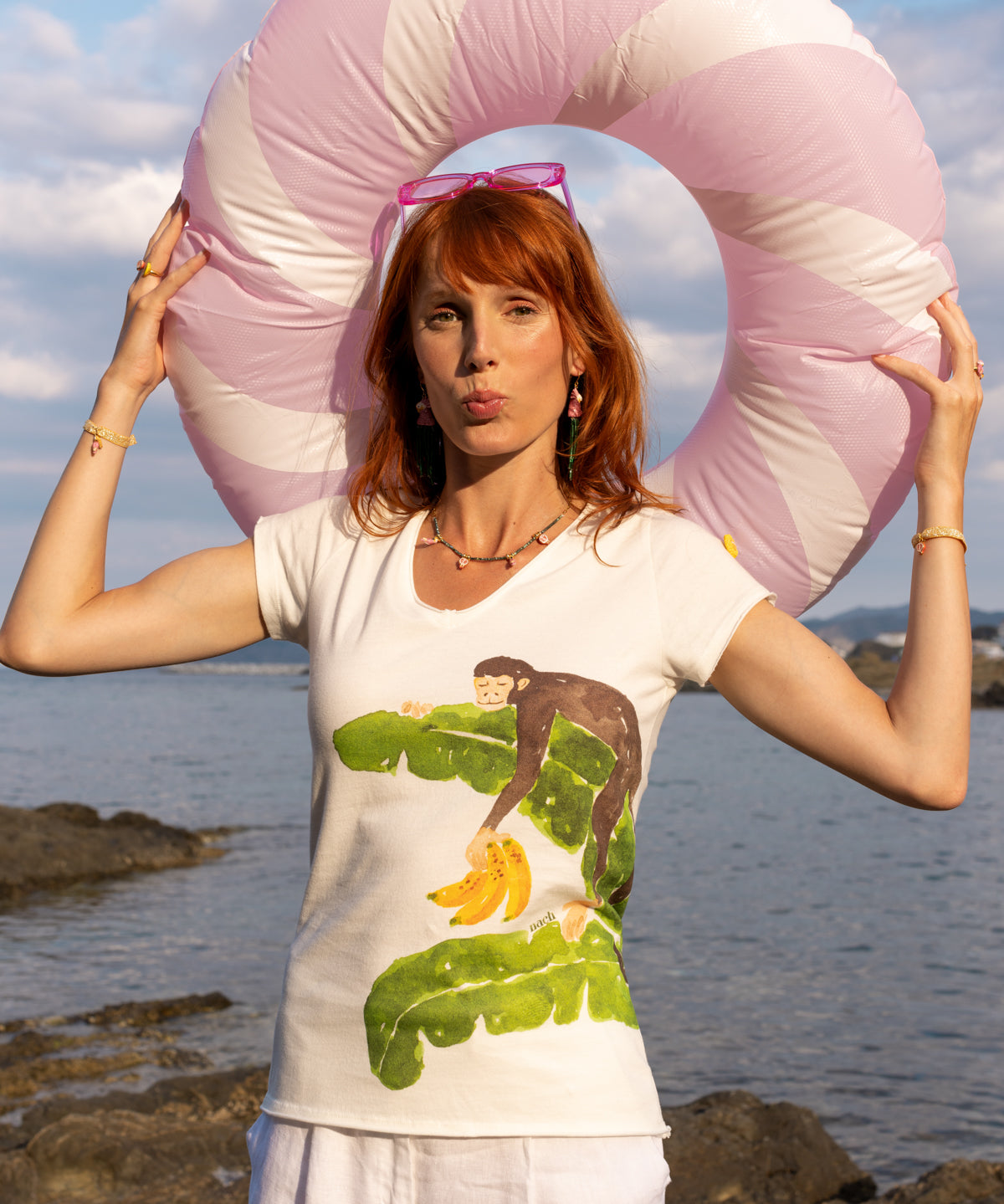 T-shirt capucin sur feuilles de bananier