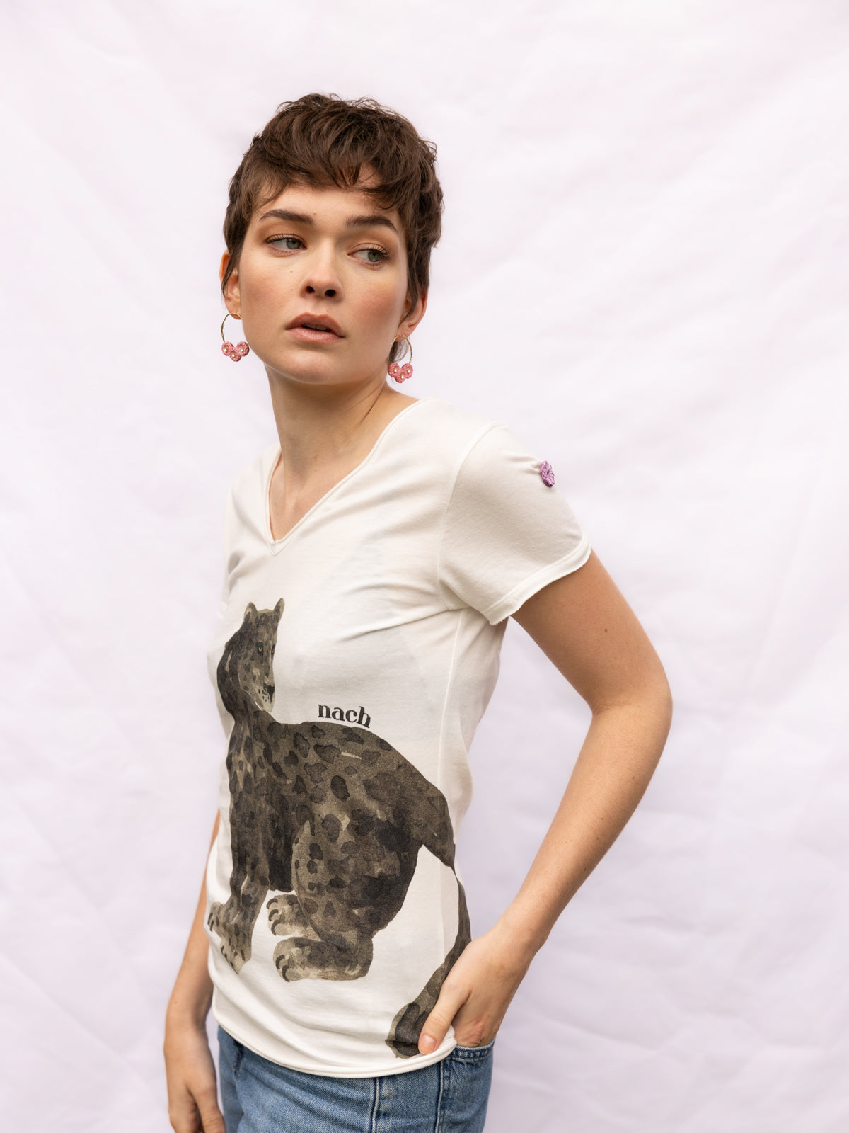 T-shirt panthère noire assise